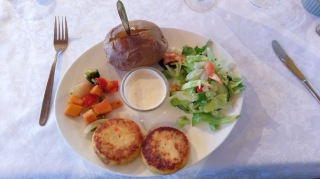 Vegimenü im Hunkubakkar: Kartoffelpuffer mit Baked Potatoe , Gemüse und Salat