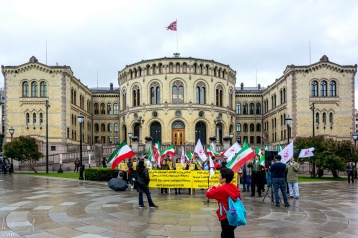Demo von Exil-Iranern vor dem Norwegischen Parlament Stortinget