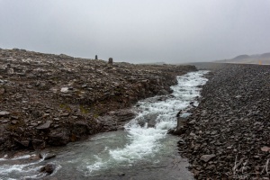 Bach auf der Kleifaheiði-Passhöhe